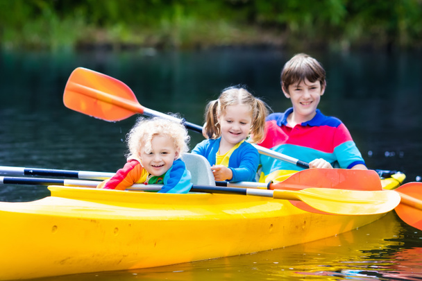 Bambini che fanno kayak su un fiume
 - Foto, immagini