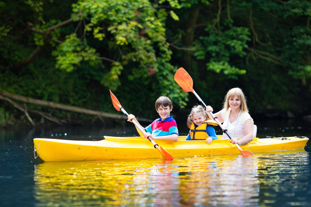 Famiglia godendo giro in kayak su un fiume
 - Foto, immagini
