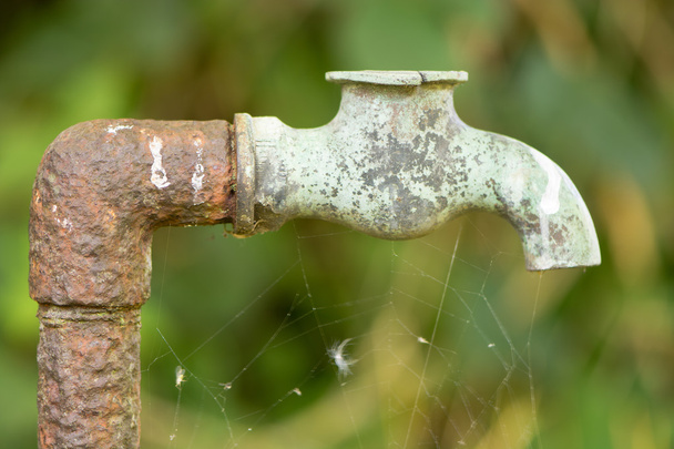Staré rezavé potrubí a rozbité měděné vodovodní - Fotografie, Obrázek