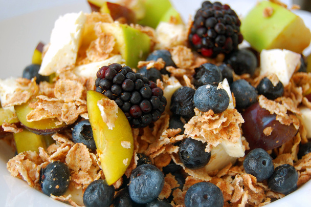 здоровый завтрак, летние фрукты, козий сыр и ячменные хлопья
 - Фото, изображение