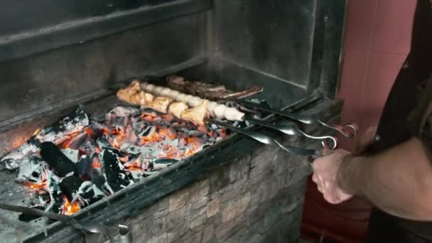 kömürlerin üzerinde et pişirme - Video, Çekim