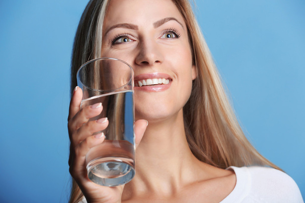 girl drinking water - Foto, immagini