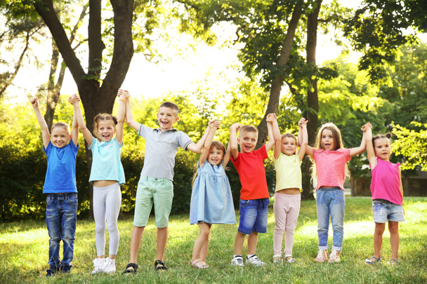 Grupa szczęśliwy dzieci w parku - Zdjęcie, obraz