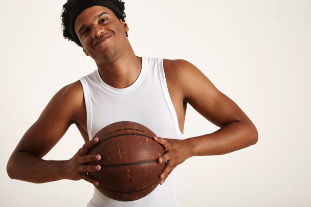 athlete holding basketball near chest - Foto, Bild