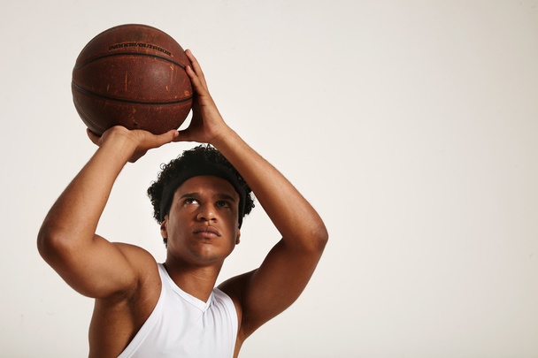Junge schwarze Athletin wirft Basketball - Foto, Bild