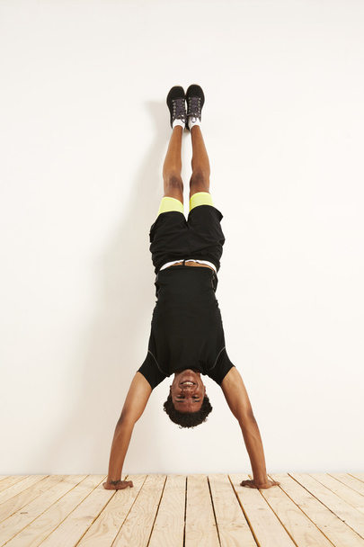 athlete doing handstand  - Foto, Bild