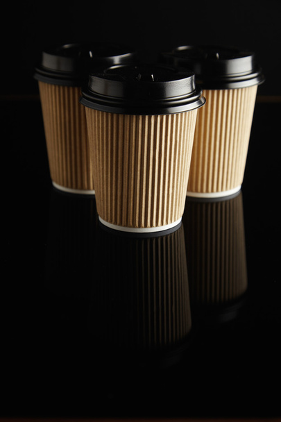 Brown takeaway coffee cups with black lids - Zdjęcie, obraz