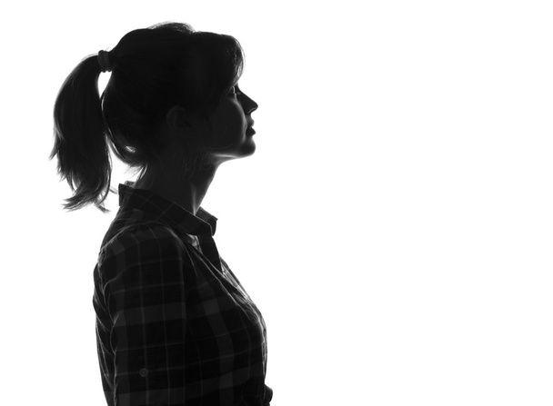 Perfil preto e branco de uma jovem
 - Foto, Imagem