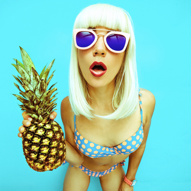 Blonde with Pineapple. Hot Beach Party Retro Style - 写真・画像