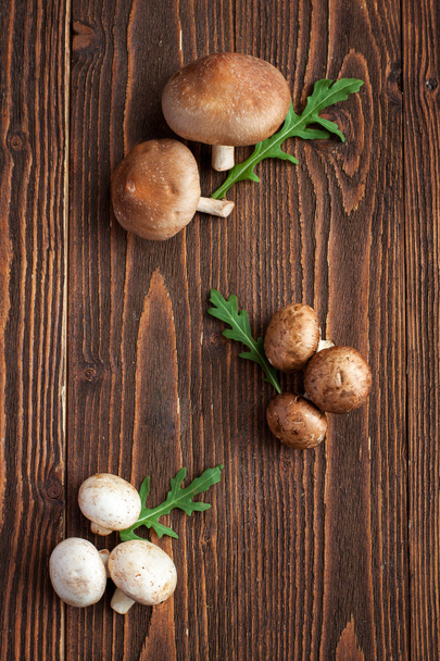 houby na dřevěný stůl - Fotografie, Obrázek