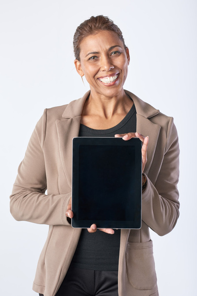 woman showing digital tablet - Фото, зображення