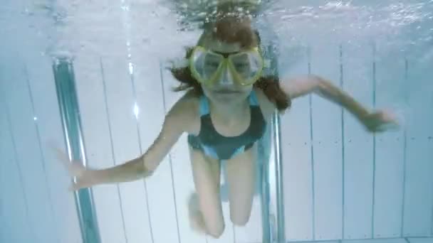 Podwodne dziewczyna w parku wodnym - Materiał filmowy, wideo