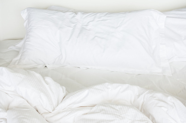 Beyaz çarşaf yastık - Fotoğraf, Görsel