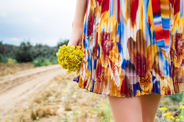 A bouquet of yellow yarrow in the hands of women. - Foto, Bild