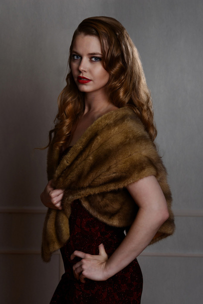 1940s glamour portrait wearing fur wrap - Foto, Bild