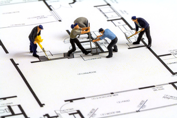 Planos de trabalhadores de construção em miniatura
 - Foto, Imagem