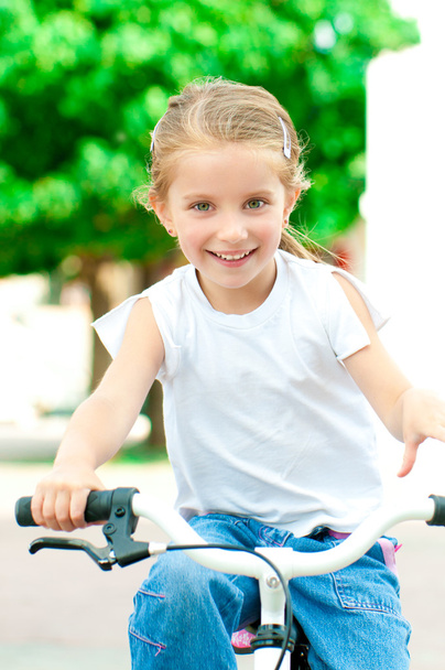 Girl on a bicycle in the park - Zdjęcie, obraz