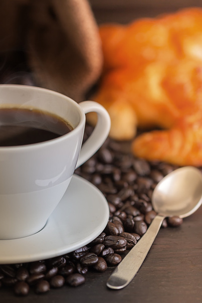 Kuumaa kahvia ja croissant puupöydällä
 - Valokuva, kuva