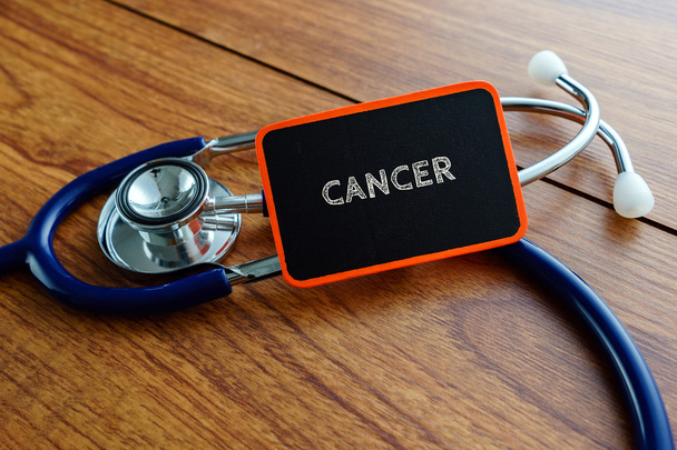 Mot CANCER avec stéthoscope sur table en bois
. - Photo, image
