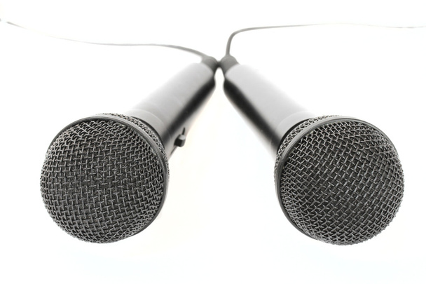 Dois microfones num fundo branco. 3.
 - Foto, Imagem