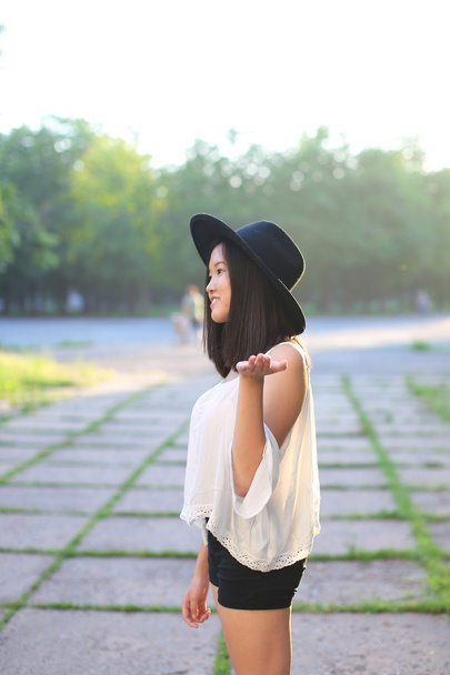 прекрасный женский шляпа азиатский закат
 - Фото, изображение