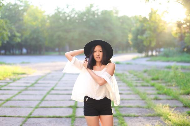 素晴らしい女性帽子アジア日没陽気な感情笑い - 写真・画像