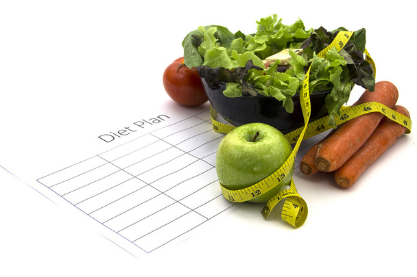 Hoja de plan de dieta y productos frescos
  - Foto, imagen