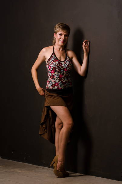 Linda modelo feminina posando no estúdio nos flashes de luz - Foto, Imagem