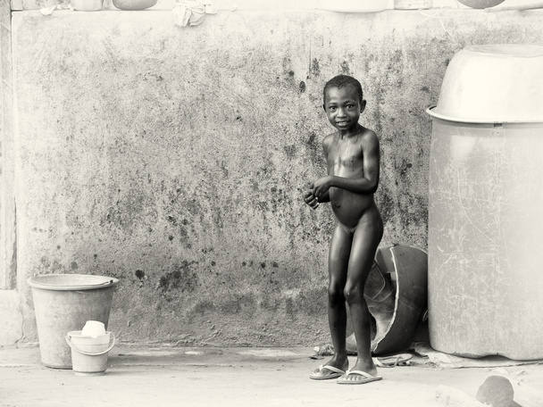 A girl from Ghana takes a shower in the street - Фото, зображення