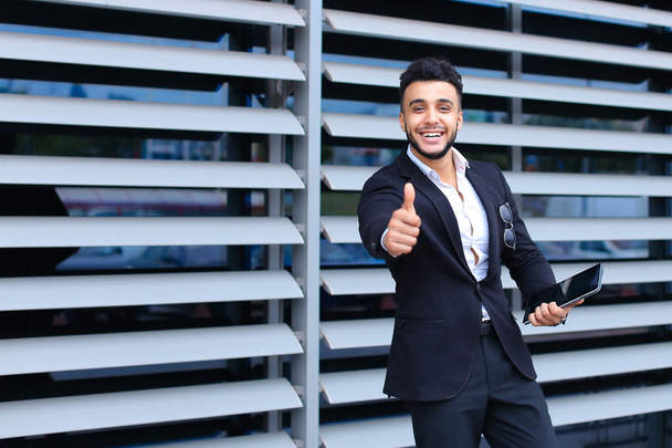 Арабська-хлопець у бізнес-центрі стоїть посміхається - Фото, зображення
