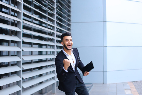 Hombre árabe joven demostrar muestra SÍ centro de negocios
 - Foto, Imagen