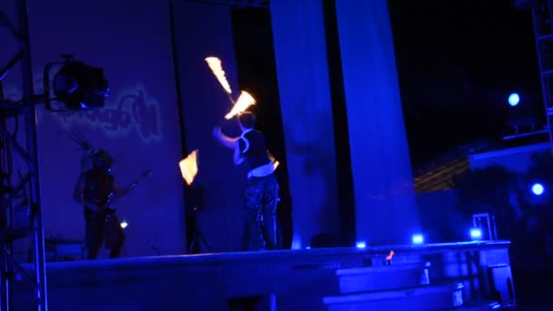 CANCUN, MÉXICO - AGOSTO 24, 2015: Artistas executando desempenho fogo
 - Filmagem, Vídeo