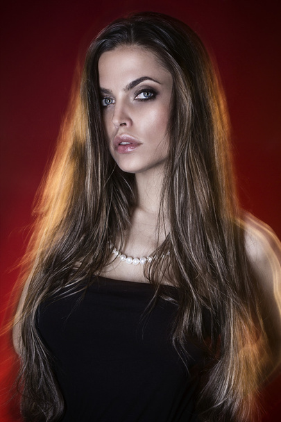 Belle sexy jeune mannequin brésilien sexy avec les cheveux soufflés par l'air studio tourné
 - Photo, image