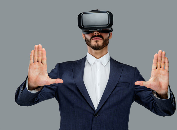 Man in een pak met VR-bril - Foto, afbeelding