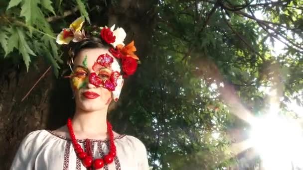 Дівчина макіяж, мода в парку, з посмішкою, повільний рух, 4 Кбайт, Uhd, Ultrahd - Кадри, відео