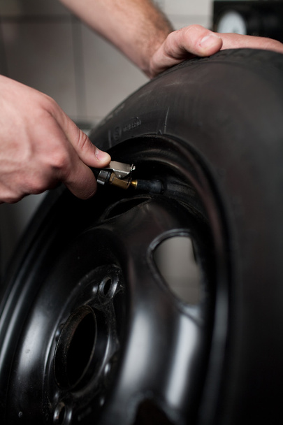 Mechanic deflating vehicle tyre closeup - Φωτογραφία, εικόνα
