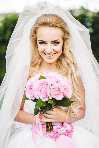 nevěsta drží svatební kytici - Fotografie, Obrázek