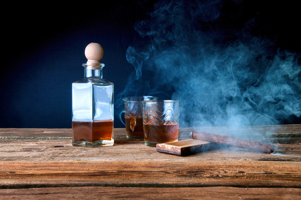 Doutník a whisky s ledem na dřevěný stůl - Fotografie, Obrázek