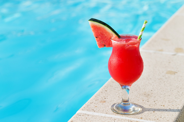 smoothie juice drink Glass and swimming pool holiday tropical concept - Foto, immagini