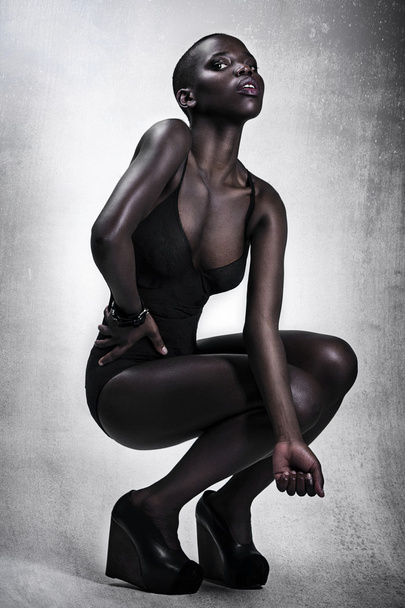 完璧な肌ランジェリー スタジオ肖像画黒アフリカ系アメリカ人のイギリスのファッション モデル - 写真・画像