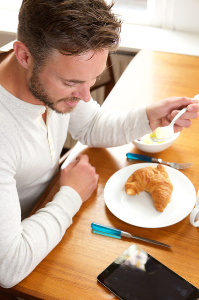 Красивый мужчина завтракает
 - Фото, изображение
