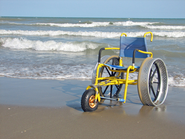 Silla de ruedas diseñada específicamente para su uso en la playa del mar
 - Foto, imagen