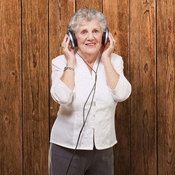 Προσωπογραφία γυναίκας, ενώ ακούγοντας μουσική - Φωτογραφία, εικόνα