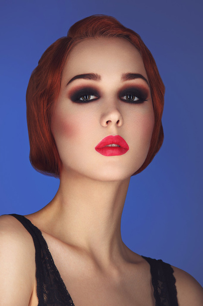 Beautiful girl with smoky eyes and red lips - Foto, Imagem