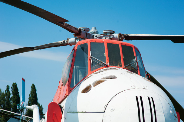 Ancien hélicoptère de transport soviétique abandonné stationné
 - Photo, image