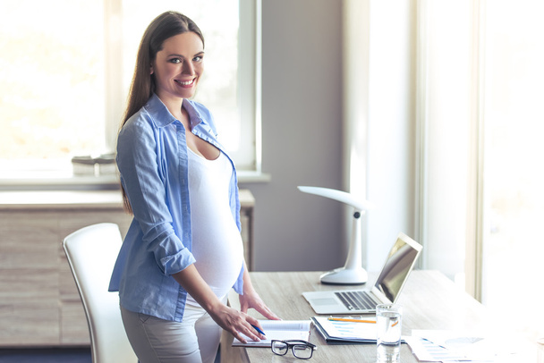 Beautiful pregnant business woman - Foto, imagen