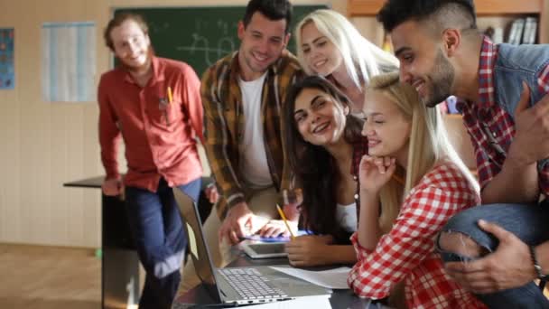 学生のラップトップ コンピューターの人々 を使用しては、笑顔を議論するグループします。 - 映像、動画