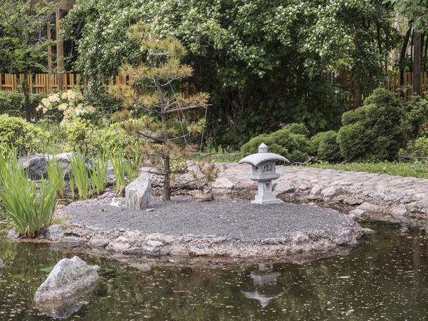 Wyspa w środku stawu w ogrodzie japońskim - Zdjęcie, obraz