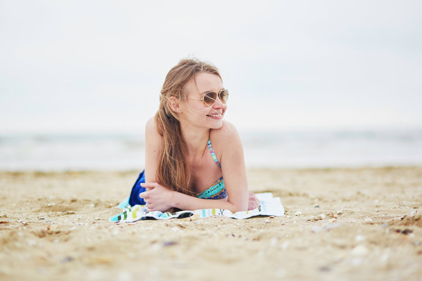 Vrouw ontspannen en zonnebaden op het zandstrand - Foto, afbeelding