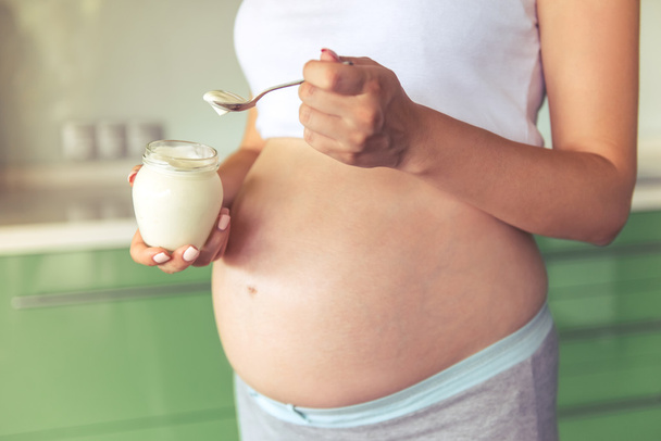 Pregnant woman in the kitchen - Foto, immagini
